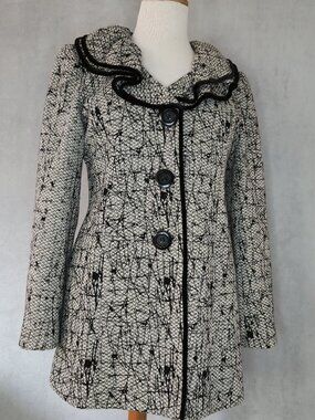 Mac & Jac Ruffle Collar Lightweight Coat | Black & White | Size L